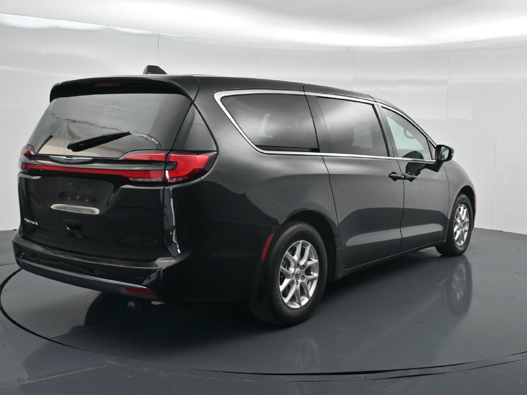 Used 2023 Chrysler Pacifica Touring-L FWD image 7