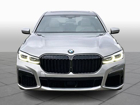 Used 2022 BMW 740i w/ M Sport Package image 3