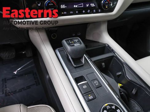 Used 2022 Nissan Pathfinder SL AWD/4WD image 12