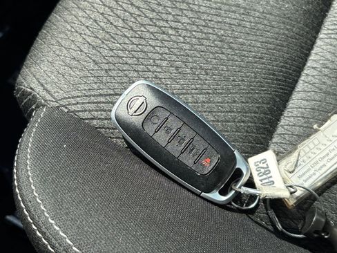 Used 2025 Nissan Rogue SV AWD/4WD image 18