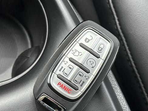 New 2026 Chrysler Pacifica Select FWD image 36