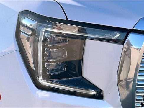 Used 2021 GMC Yukon Denali w/ Denali Premium Package image 30