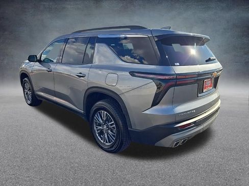Used 2025 Chevrolet Traverse LT FWD image 6