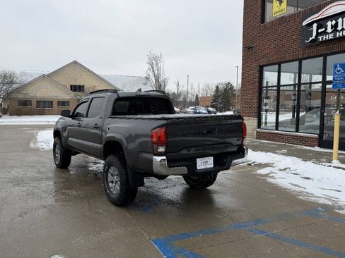 Used 2019 Toyota Tacoma SR image 9