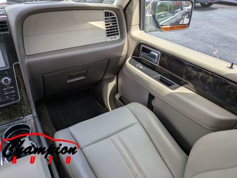 Used 2017 Lincoln Navigator Select RWD image 22