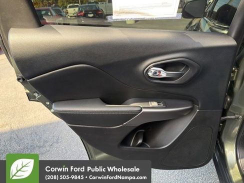 Used 2019 Jeep Cherokee Latitude w/ Popular Appearance Group AWD/4WD image 28