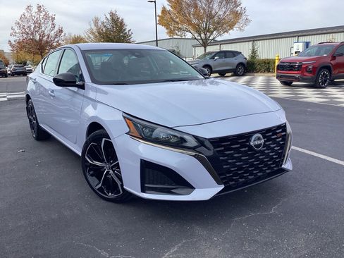 Used 2025 Nissan Altima 2.5 SR image 1