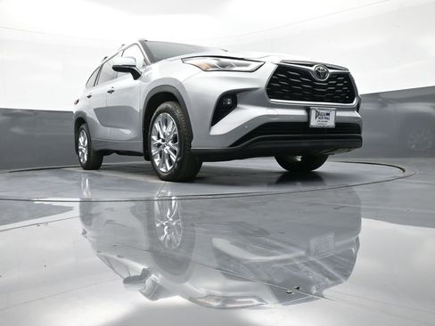 Certified 2024 Toyota Highlander Limited AWD/4WD image 30