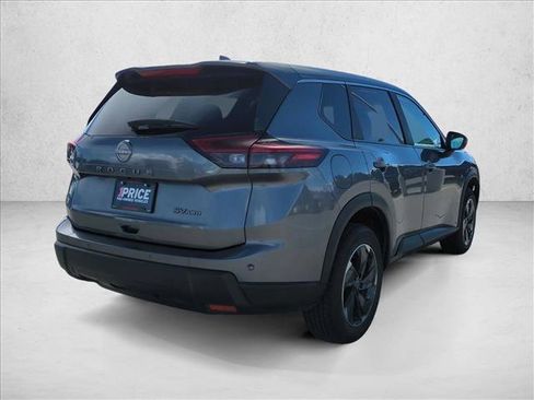 Used 2024 Nissan Rogue SV image 5