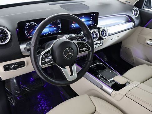 Used 2022 Mercedes-Benz EQB 300 4MATIC image 2