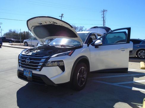 Used 2024 Nissan Rogue SV image 26