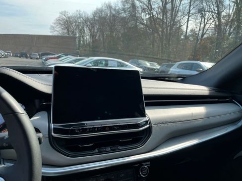 Used 2025 Jeep Compass Limited image 17