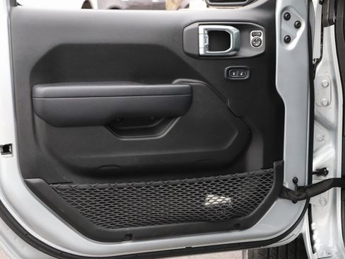 Used 2023 Jeep Gladiator Sport image 15