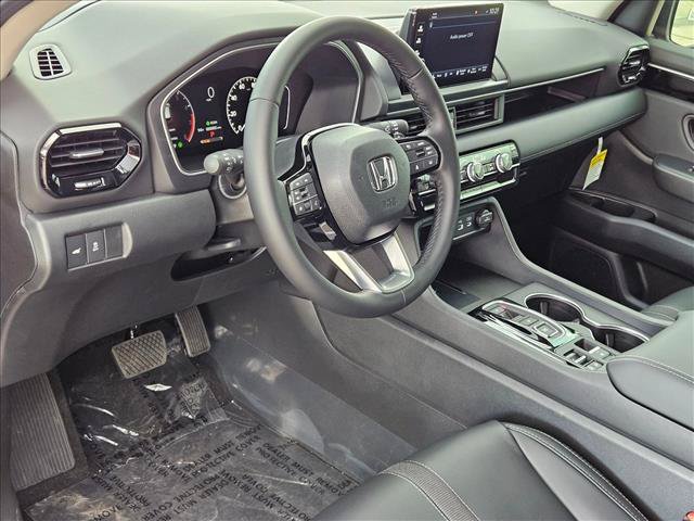 Used 2025 Honda Pilot Touring image 3