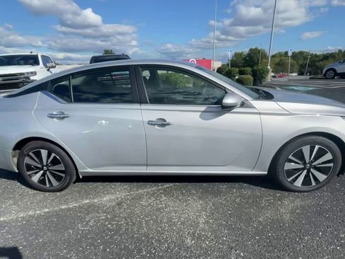 Used 2022 Nissan Altima 2.5 SV image 2