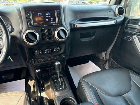 Used 2018 Jeep Wrangler Unlimited Rubicon w/ Connectivity Group AWD/4WD image 9