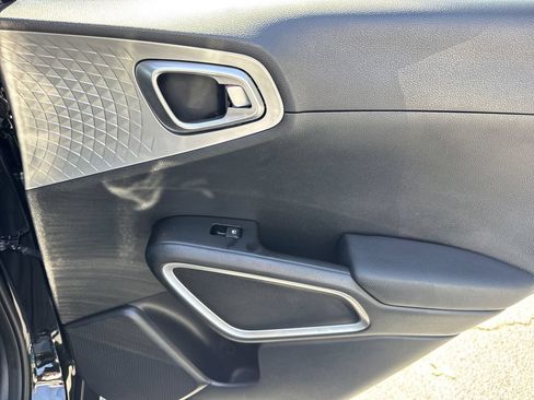 Used 2025 Kia Soul LX w/ LX Technology Package FWD image 16