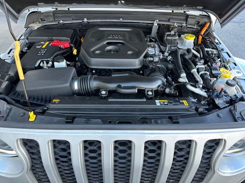 Used 2023 Jeep Wrangler Unlimited Sahara AWD/4WD image 33