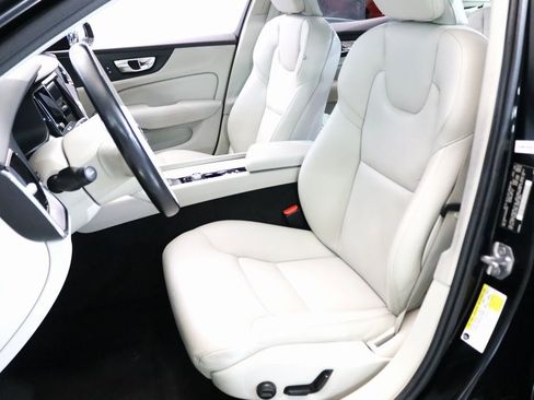 Used 2019 Volvo S60 T5 Momentum w/ Premium Package image 2
