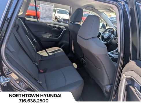 Used 2025 Toyota RAV4 XLE AWD/4WD image 32