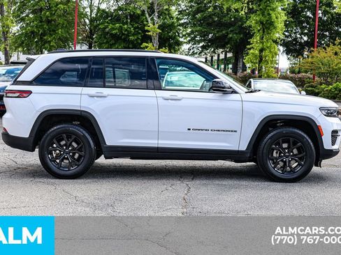 Used 2025 Jeep Grand Cherokee Altitude AWD/4WD image 9
