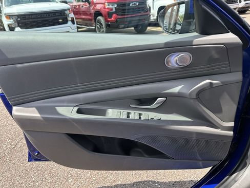 Used 2025 Hyundai Elantra SEL FWD image 31