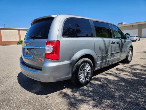 Used 2013 Chrysler Town & Country Touring-L w/ Entertainment Group #2 image 20