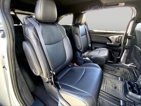 Used 2026 Toyota Sienna XLE Woodland Edition AWD/4WD image 19