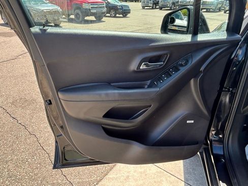 Used 2018 Chevrolet Trax LT w/ Sun & Sound Package AWD/4WD image 14