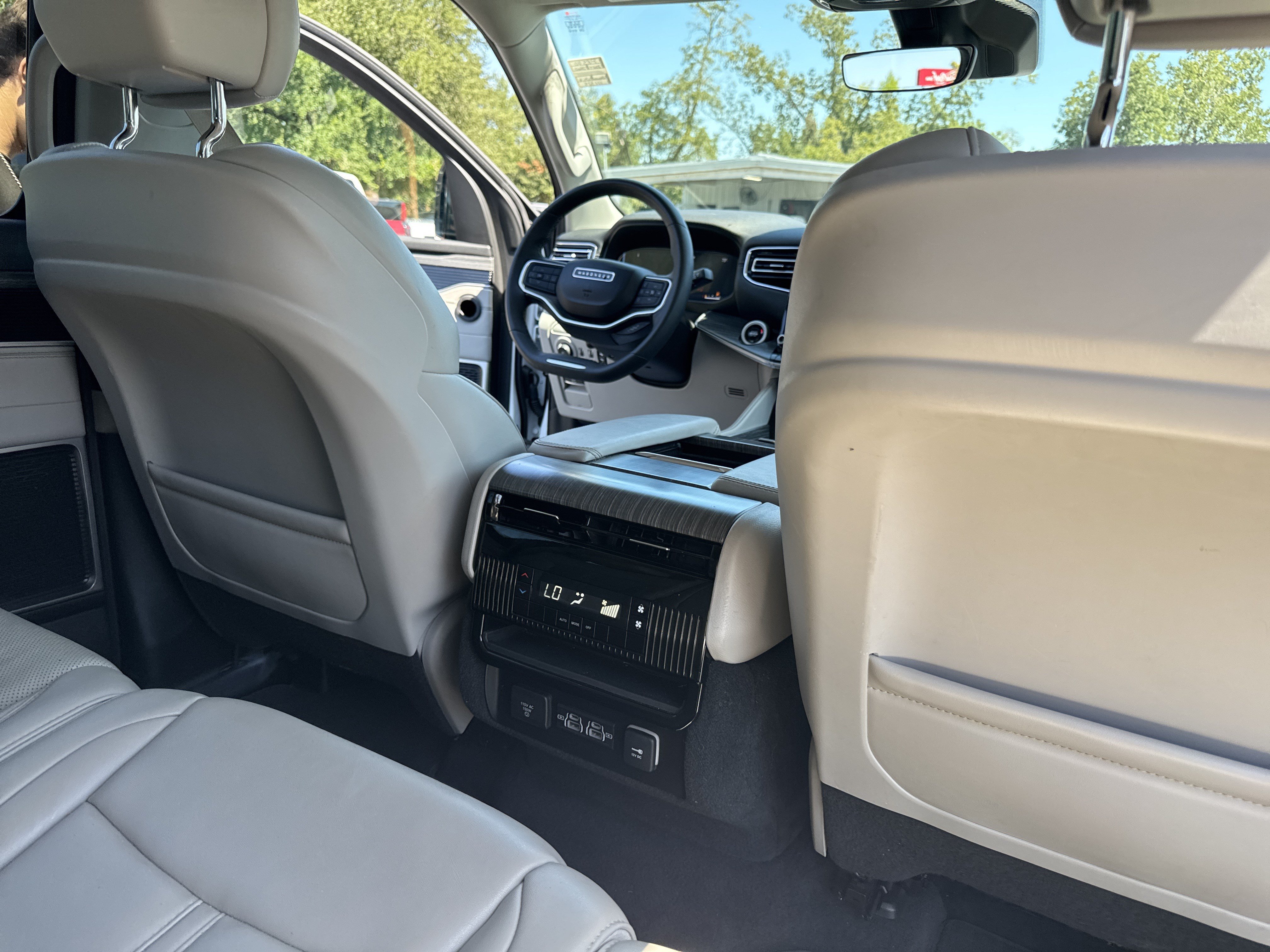 Used 2024 Jeep Wagoneer L Series II AWD/4WD image 34