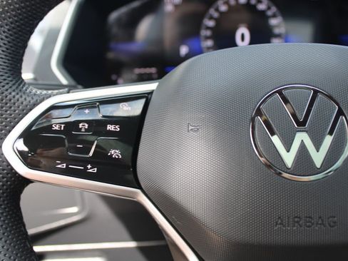 Used 2024 Volkswagen Tiguan SE R-Line image 13