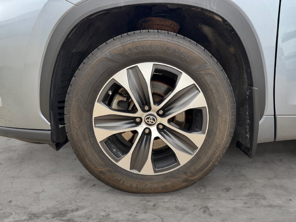 Used 2021 Toyota Highlander XLE AWD/4WD image 9