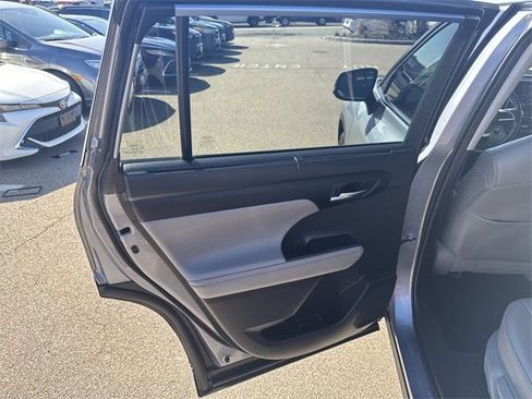 Used 2022 Toyota Highlander XLE image 46