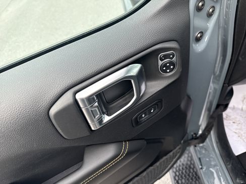 Used 2025 Jeep Wrangler Sahara image 14