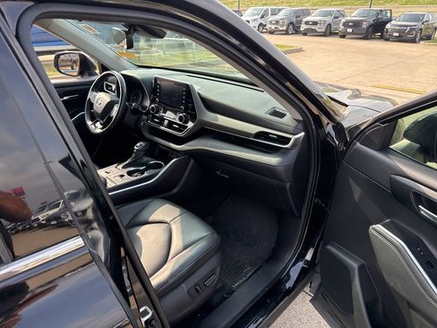 Used 2021 Toyota Highlander XLE FWD image 15