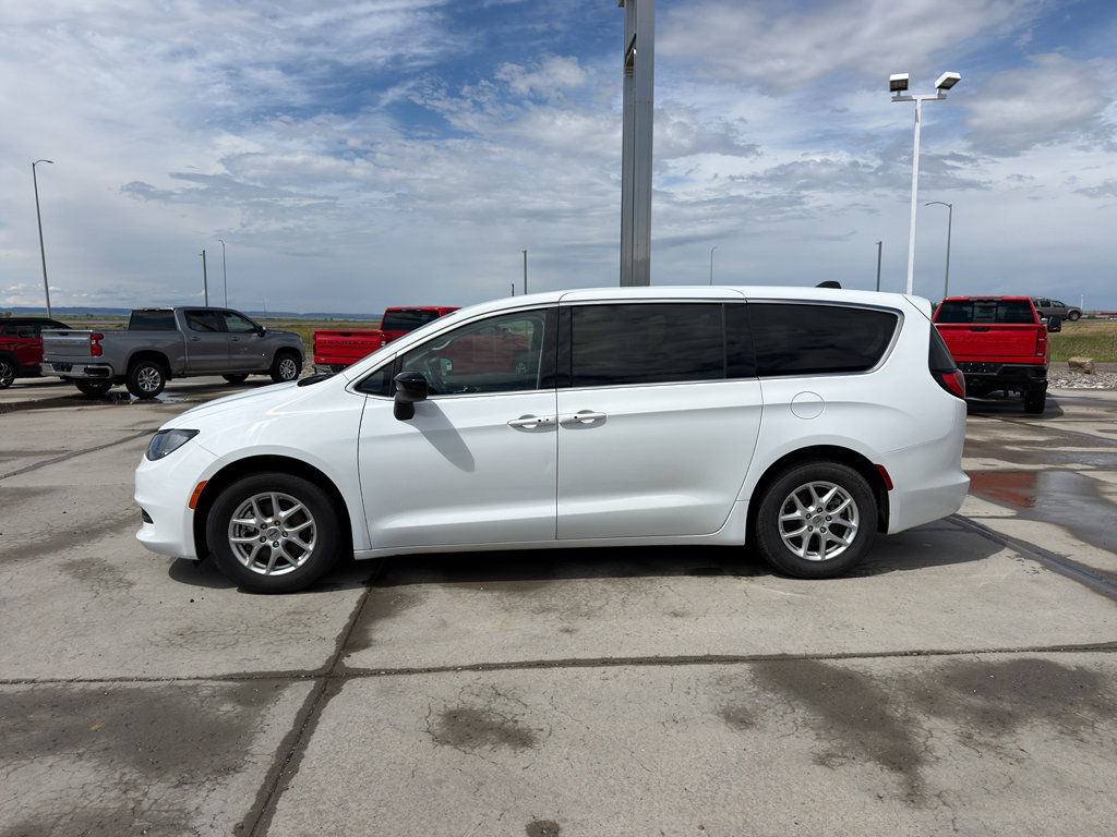 Used 2024 Chrysler Voyager LX FWD image 2