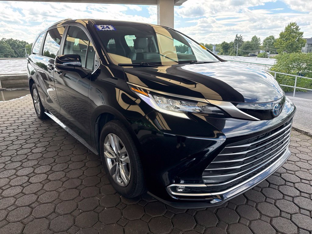 Used 2024 Toyota Sienna Limited AWD/4WD image 4