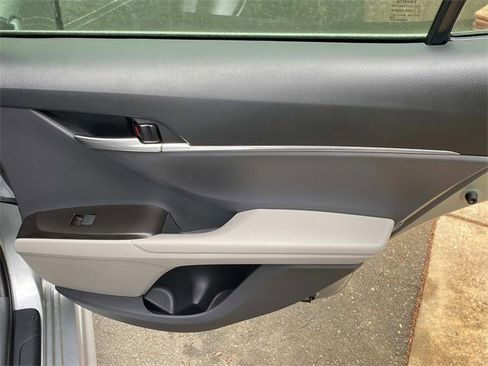 Used 2021 Toyota Camry SE image 33