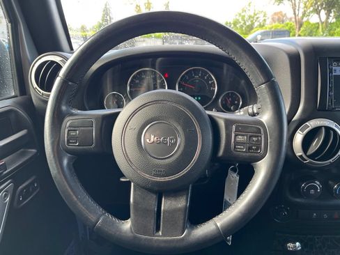 Used 2018 Jeep Wrangler Unlimited Sahara AWD/4WD image 15