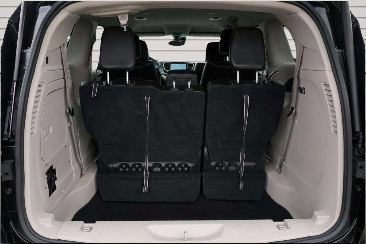 Used 2023 Chrysler Pacifica Touring-L FWD image 10