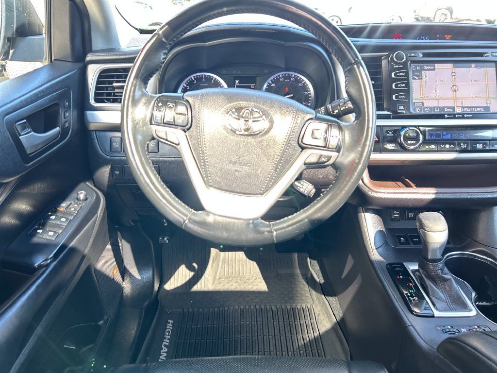 Certified 2019 Toyota Highlander Limited AWD/4WD image 14