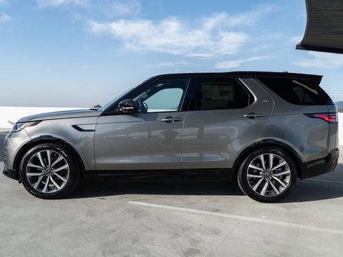 Used 2025 Land Rover Discovery Dynamic SE image 2