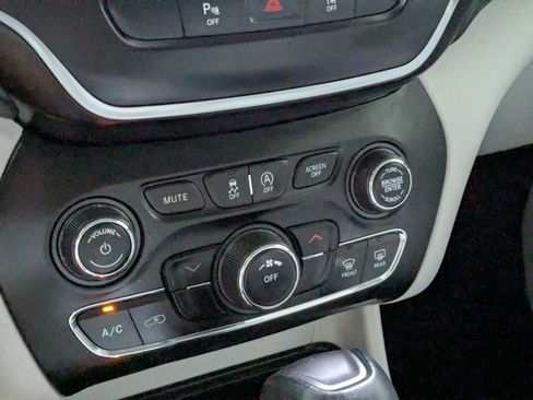 Used 2021 Jeep Cherokee Latitude Plus AWD/4WD image 17