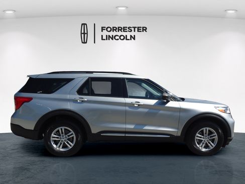 Used 2023 Ford Explorer XLT w/ Equipment Group 202A AWD/4WD image 2