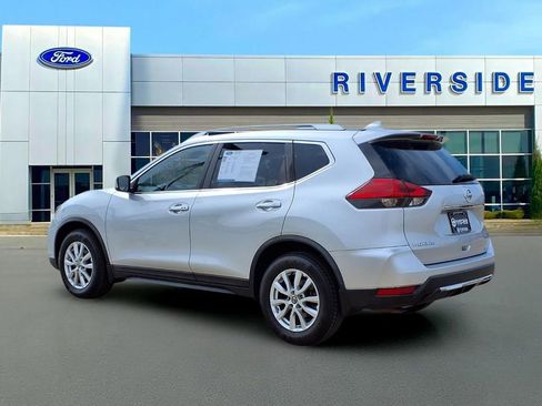 Used 2017 Nissan Rogue SV image 4