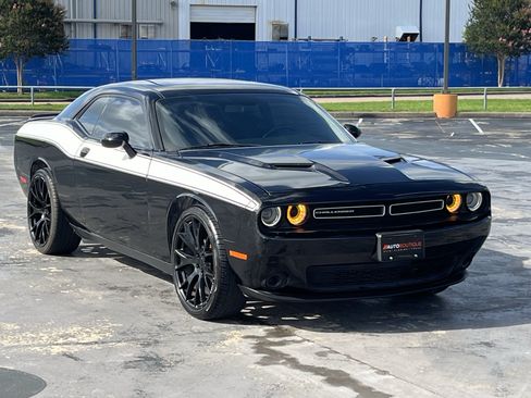 Used 2018 Dodge Challenger SXT RWD image 3