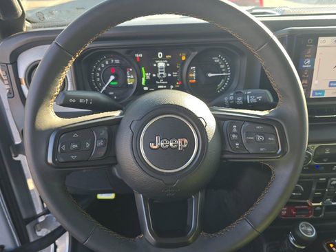 Used 2024 Jeep Wrangler Unlimited image 8