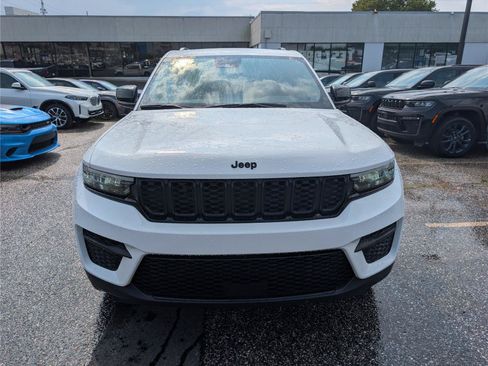 Used 2023 Jeep Grand Cherokee Altitude AWD/4WD image 8