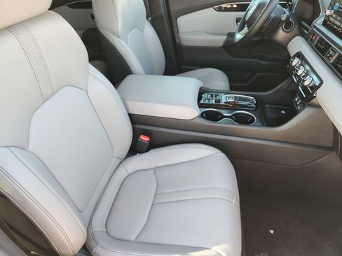 Used 2024 Honda Pilot Touring image 14