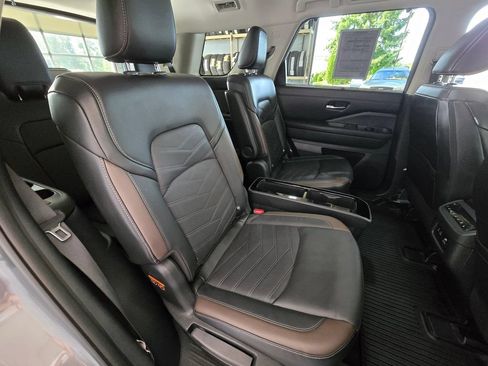Used 2025 Nissan Pathfinder Platinum AWD/4WD image 28